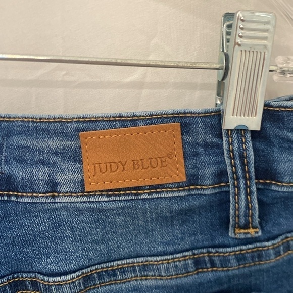 Judy Blue Women’s Denim Jean Cuffed Raw Hem Short Medium Wash 28 - Picture 4 of 5